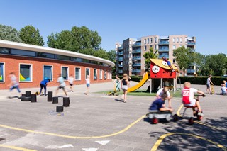 Gebouw en plein van de Ichthus